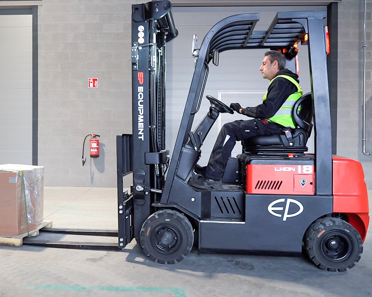 CPD18FVL-lateral-cargando-cajas