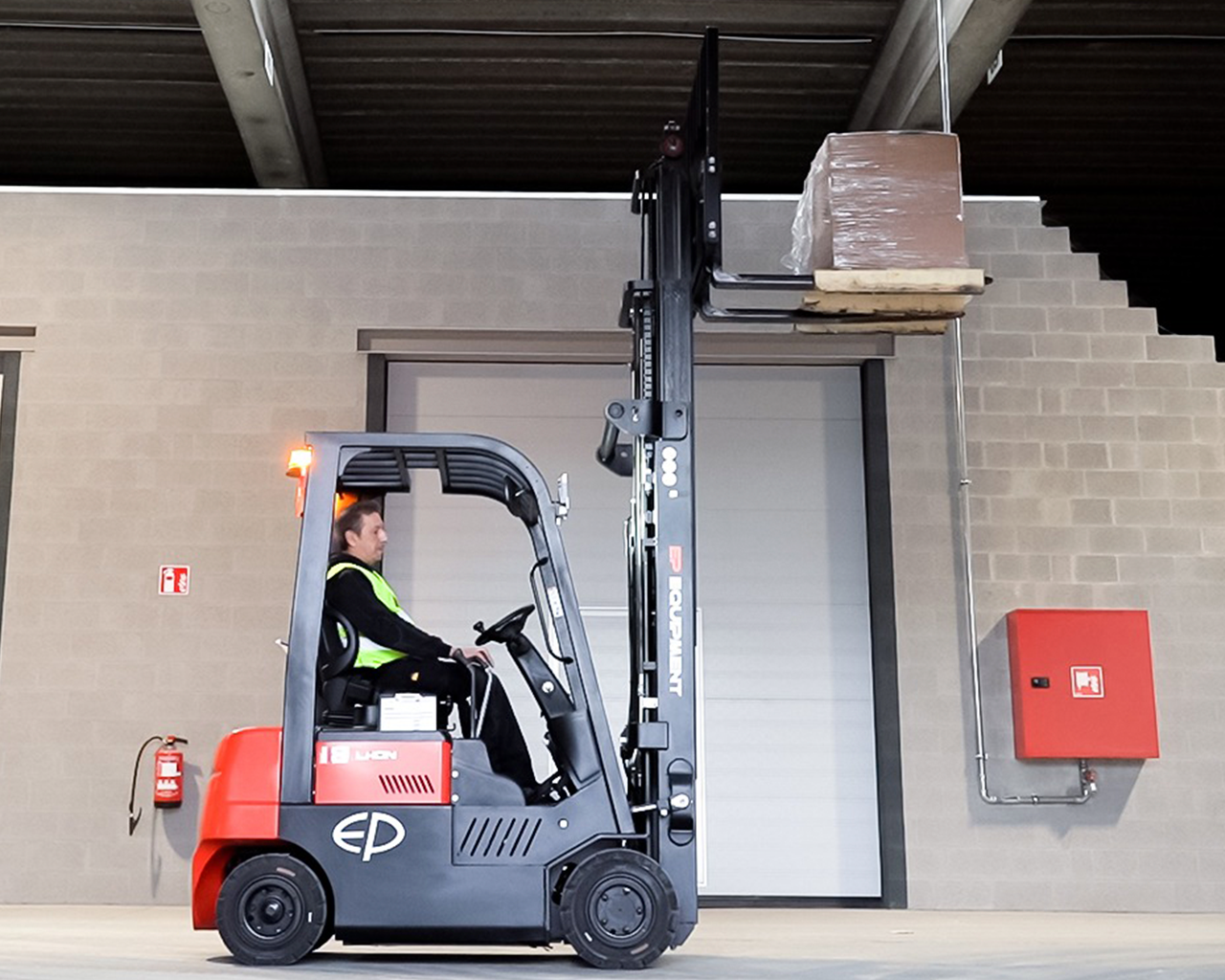 CPD18FVL-lateral-cargando-material