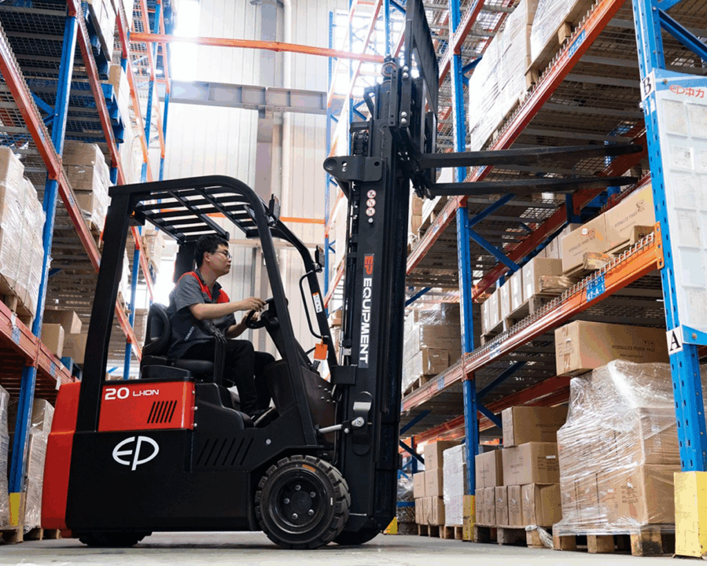 CPD20TVL-vista-lateral-levantando-horquillas