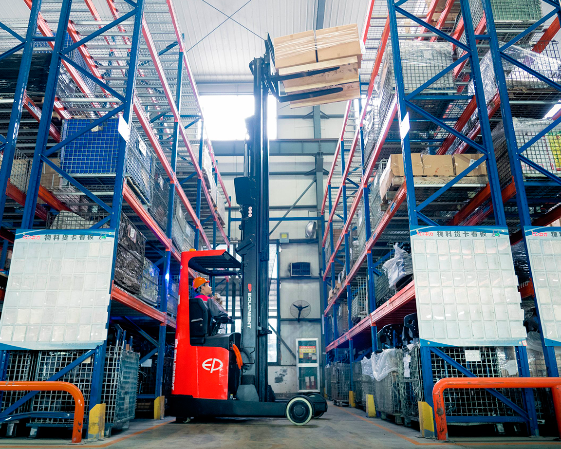 CQD20L-vista-lateral-cargando-cajas-mastil-elevado