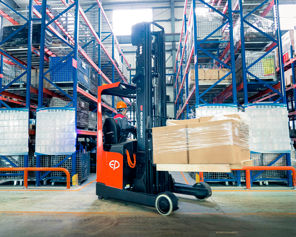 CQD20LB-vista-lateral-cargando-cajas