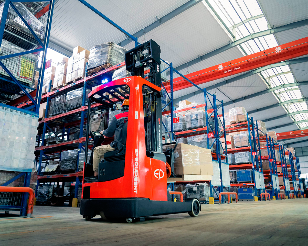 CQD20LB-vista-trasera-cargando-cajas