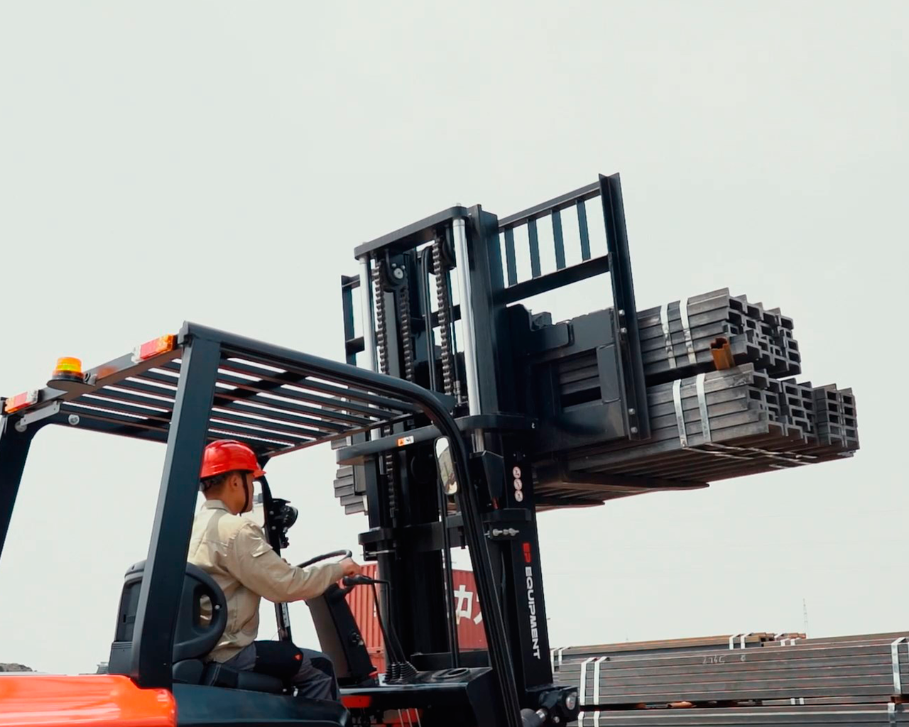 EFL1002-vista-lateral-cargando-material