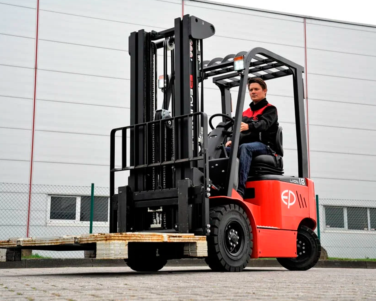 EFL181-cargando-pallet