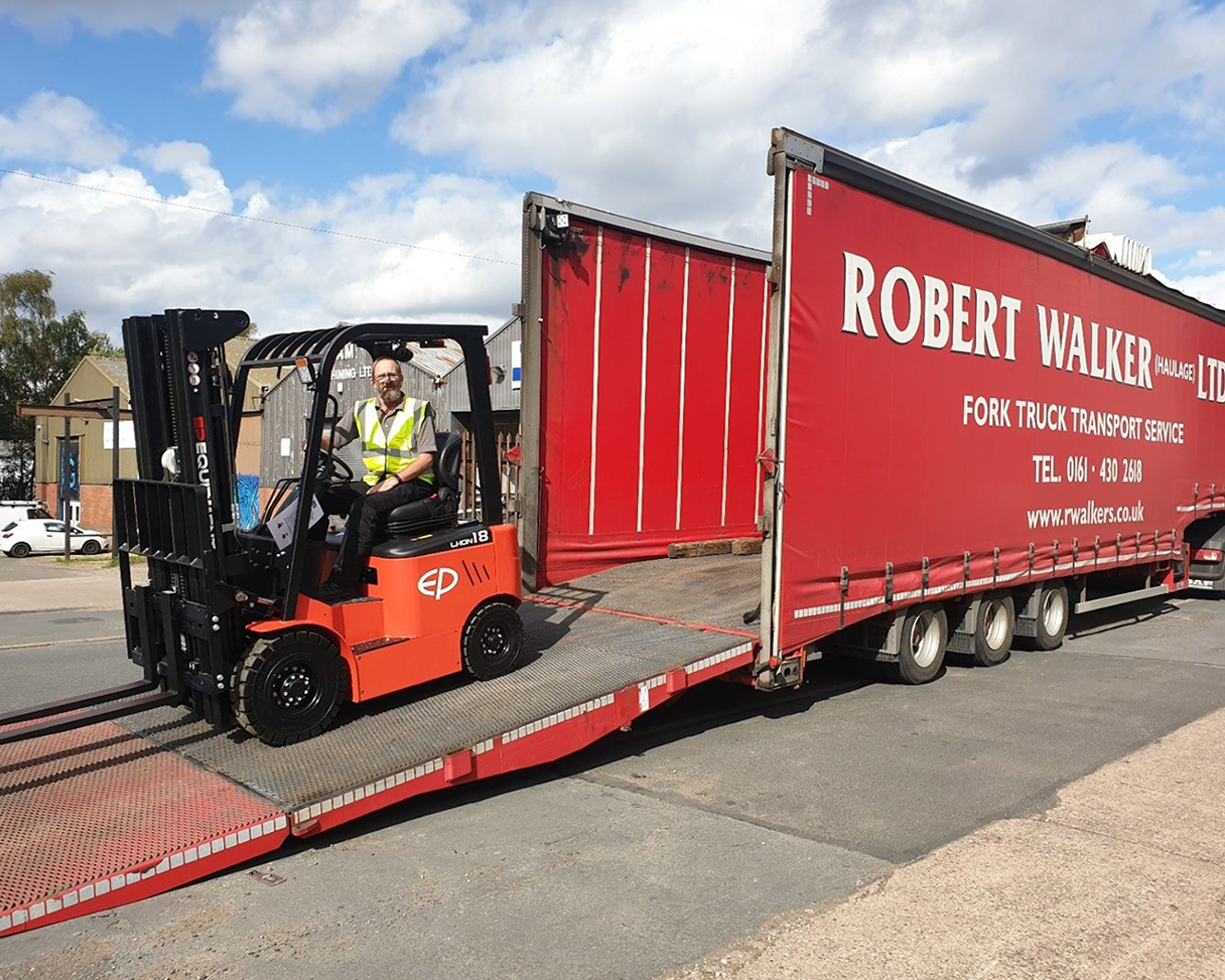 EFL181-vista-lateral-cargando-camion