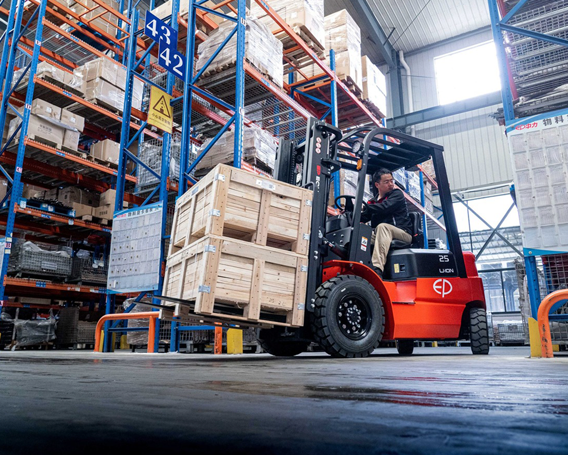 EFL252x3-girando-pasillo-cargando-cajas