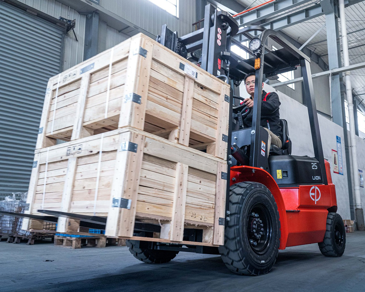 EFL252x3-vista-delantera-cargando-cajas