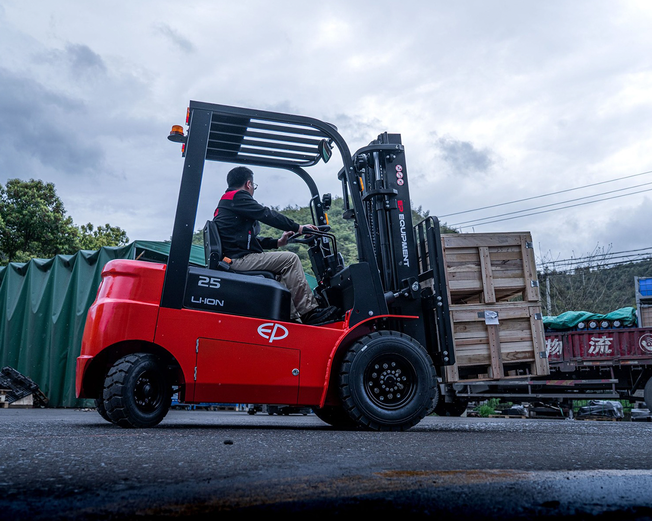 EFL252x3-vista-lateral-cargando-cajas-2