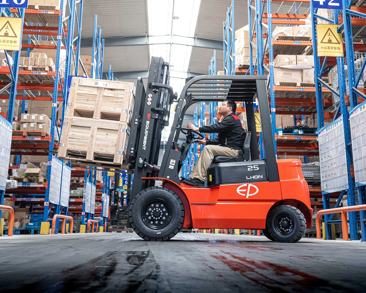 EFL252x3-vista-lateral-cargando-cajas-3