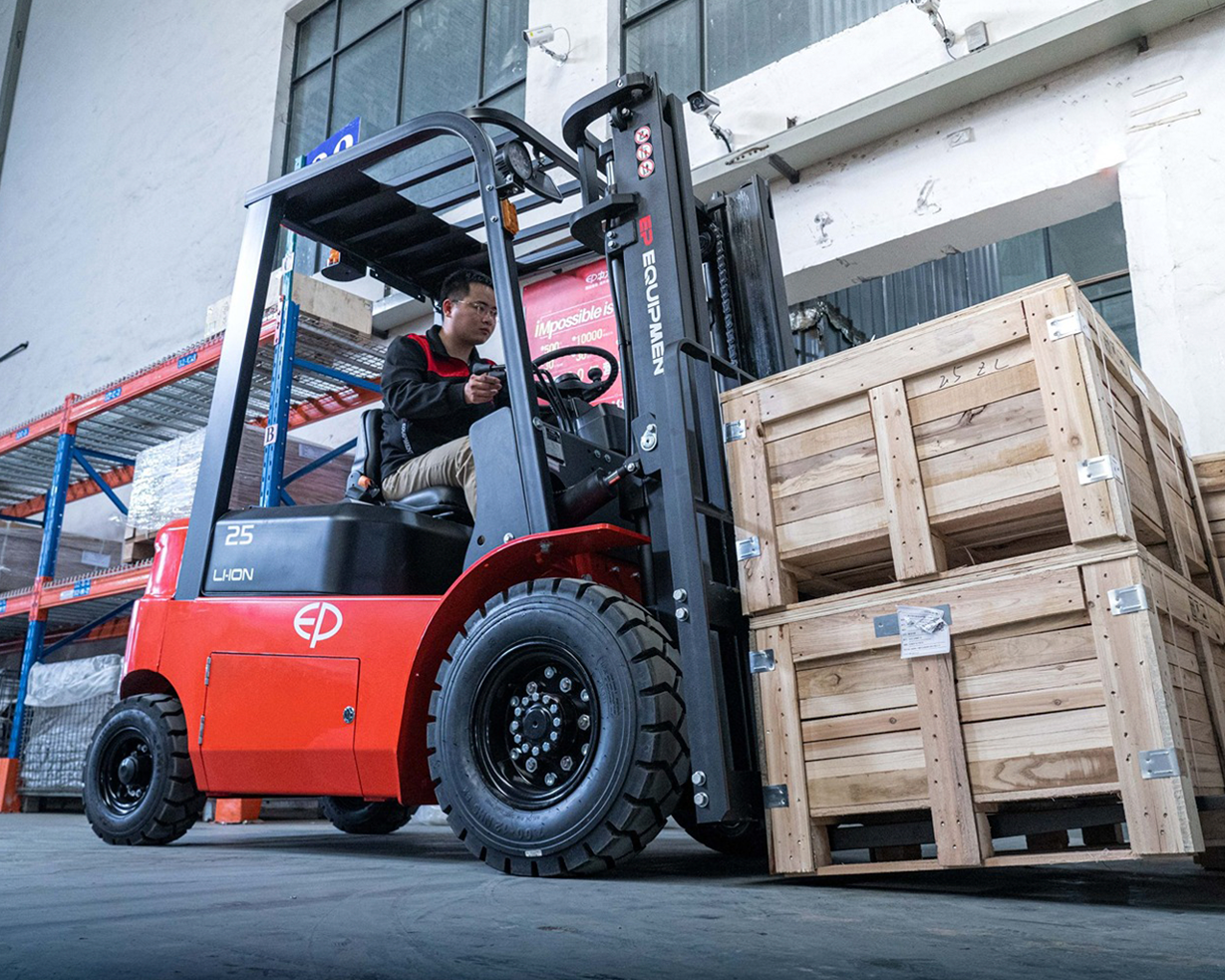 EFL252x3-vista-lateral-cargando-cajas-4