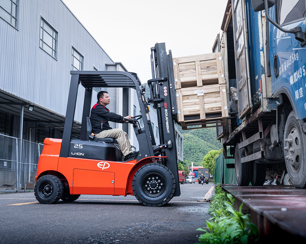EFL252x3-vista-lateral-cargando-cajas-en-camion