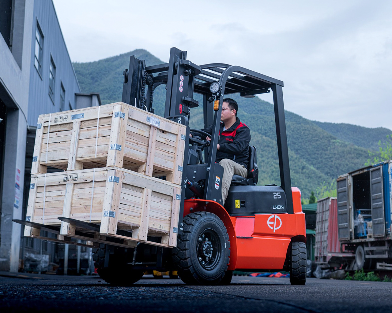EFL252x3-vista-lateral-cargando-cajas