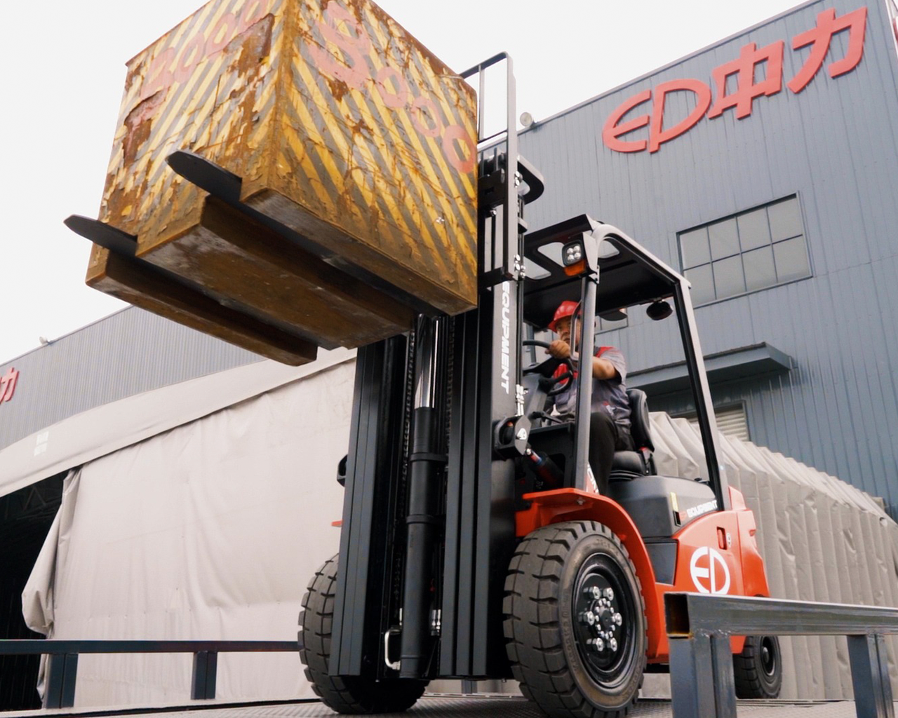 EFL253-cargando-material-horquillas-elevadas