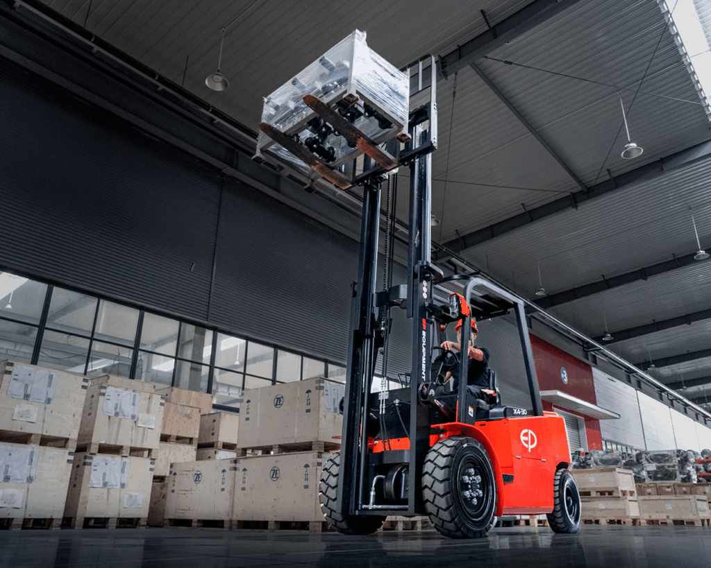 EFL302X4-cargando-cajas-mastil-elevado-2