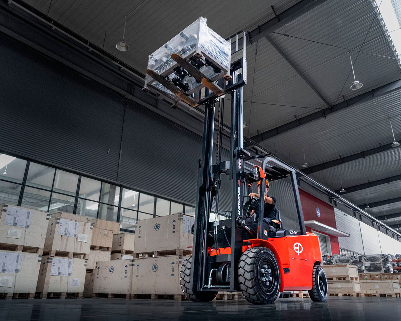 EFL302X4-cargando-cajas-mastil-elevado-2