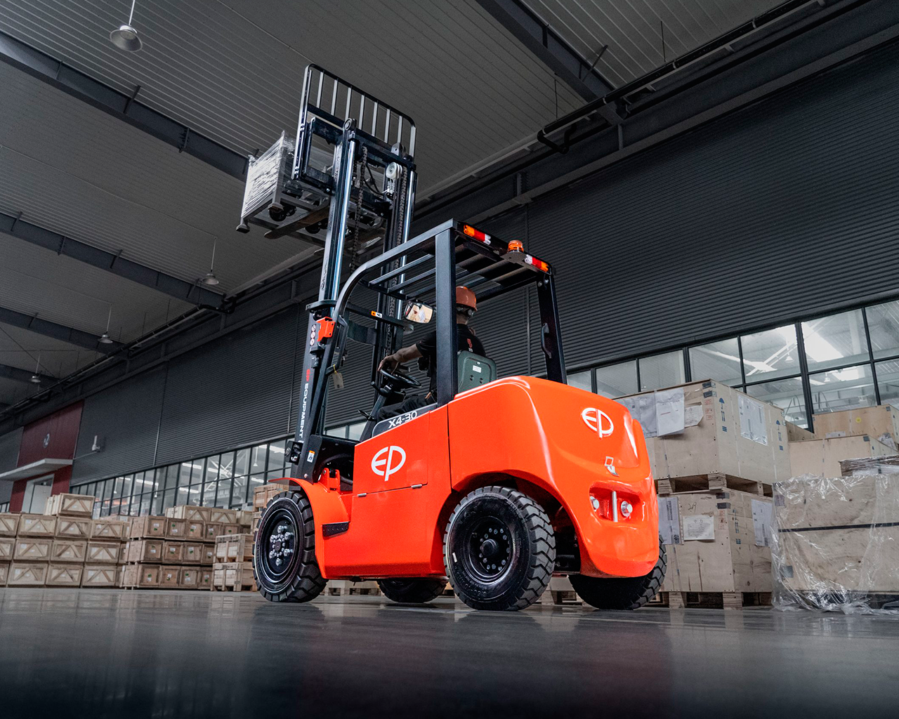 EFL302X4-cargando-cajas-mastil-elevado
