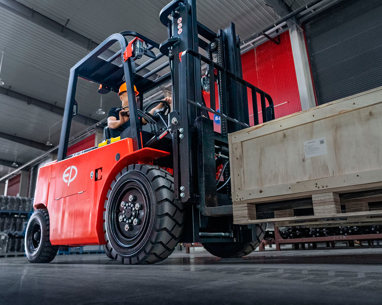 EFL302X4-cargando-cajas