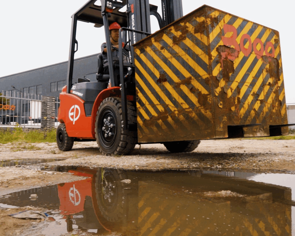 EFL303-vista-lateral-cargando-material-encima-de-charco