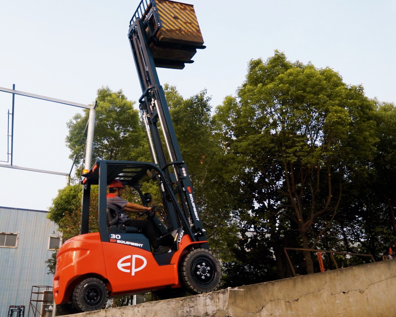EFL303-vista-lateral-cargando-material-mastil-arriba-subiendo-rampa