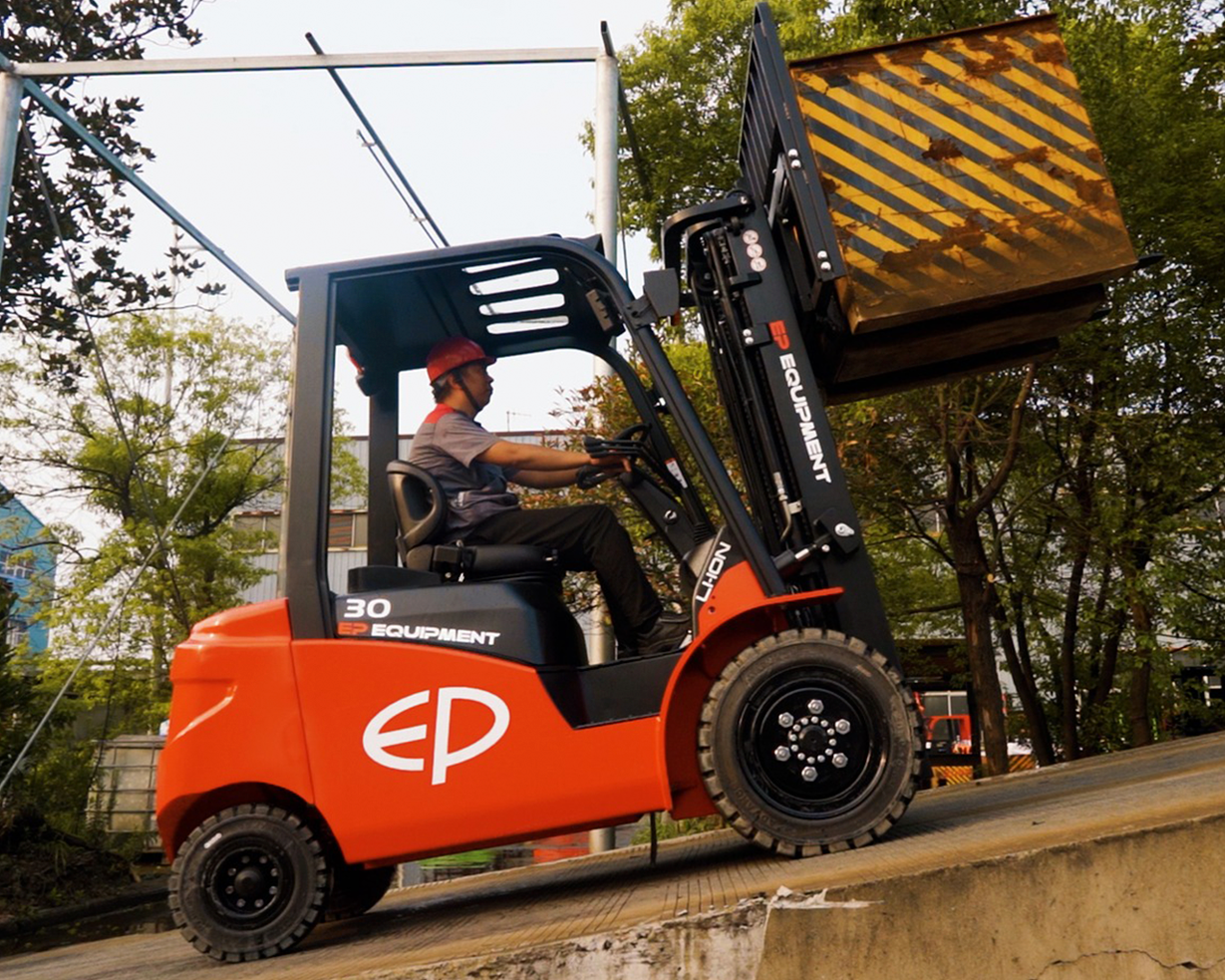 EFL303-vista-lateral-cargando-material-subiendo-rampa