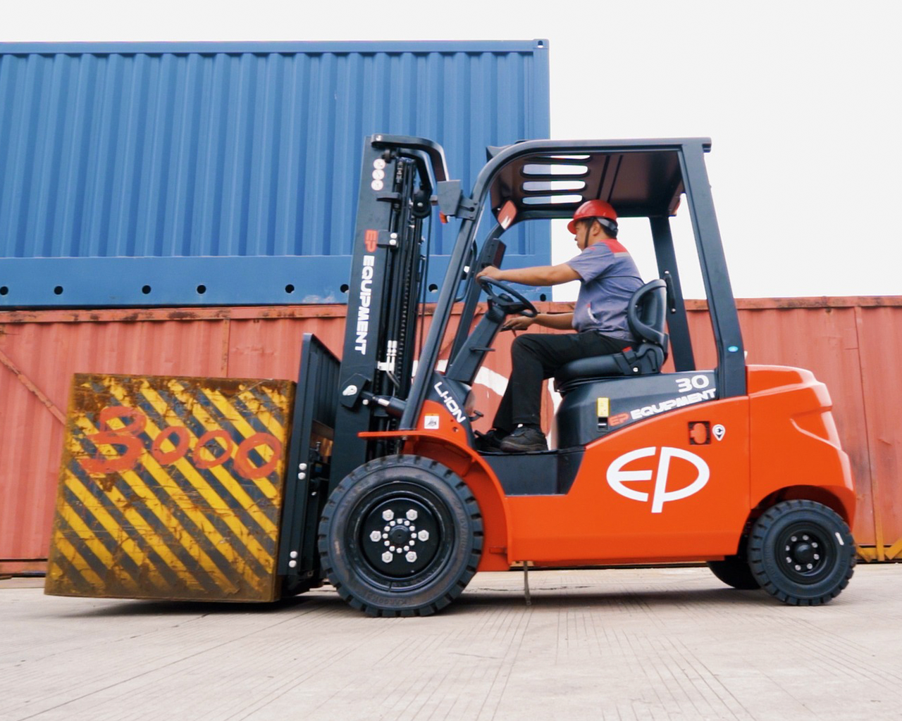 EFL303-vista-lateral-cargando-material
