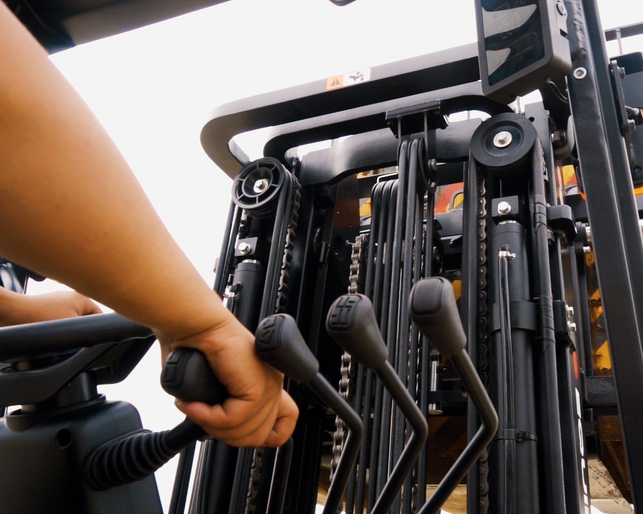 EFL353-palancas-conduciendo