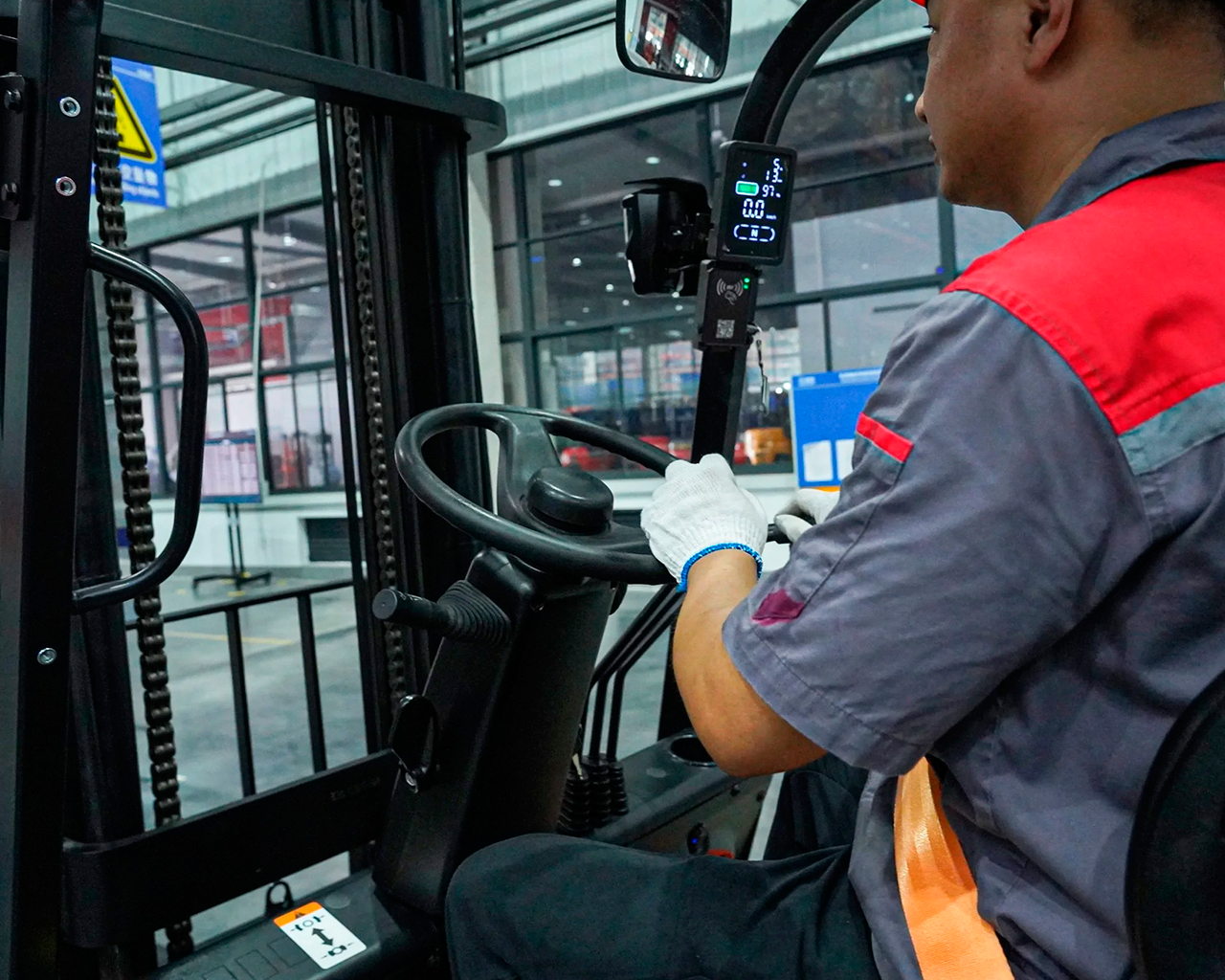 EFL382X5-conductor-vista-volante