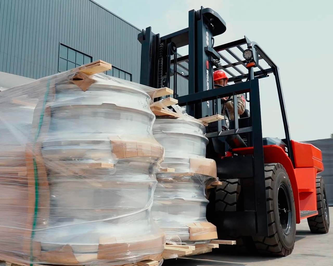 EFL702-vista-frontal-cargando-material