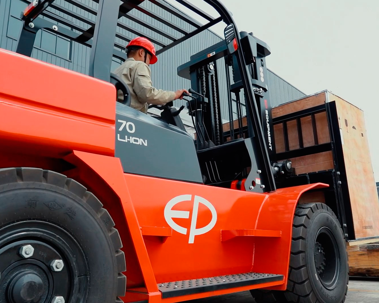 EFL702-vista-lateral-cargando-cajas