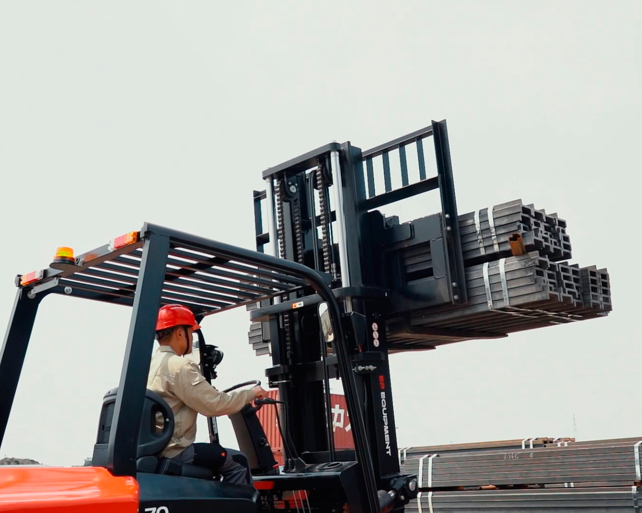 EFL702-vista-lateral-cargando-material