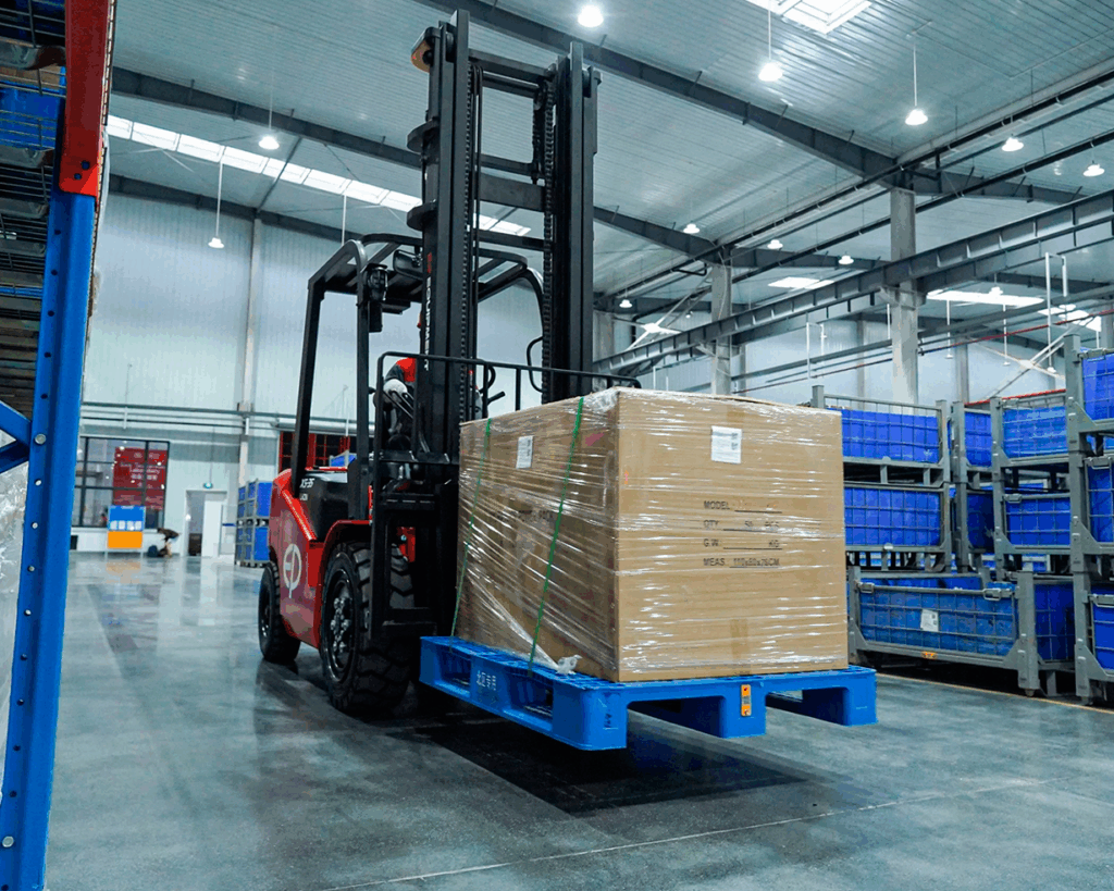 EFLX5-cargando-cajas