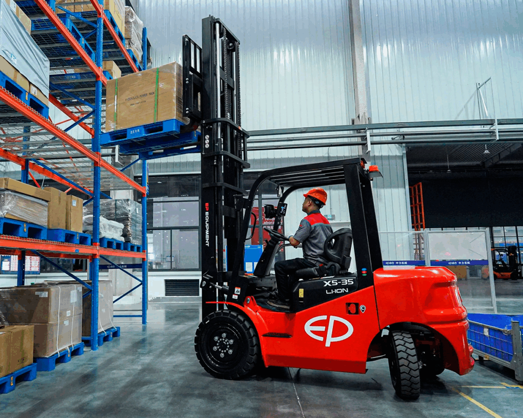 EFL352X5-vista-lateral-subiendo-cajas