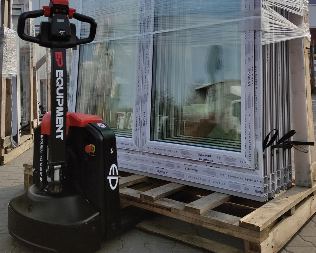 EPL154-cargando-material-2