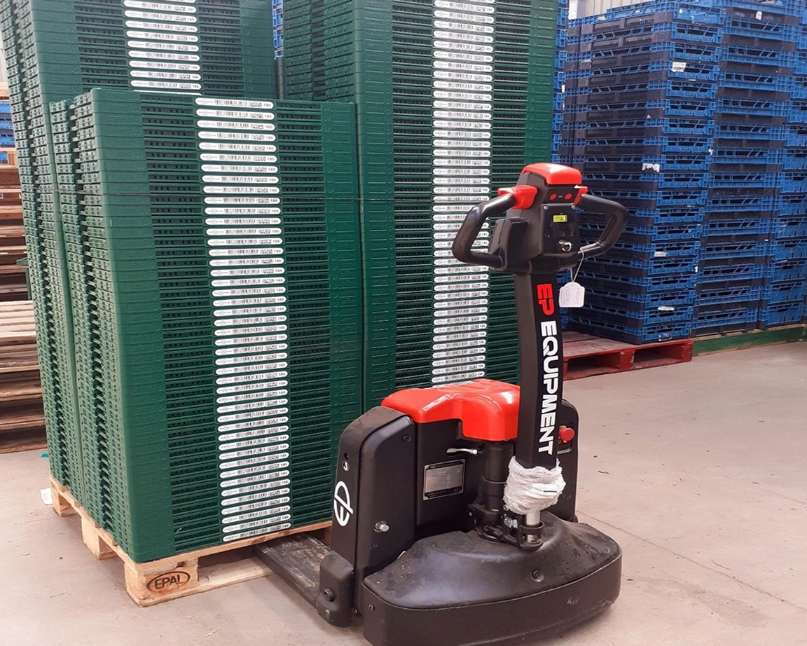 EPL154-cargando-material