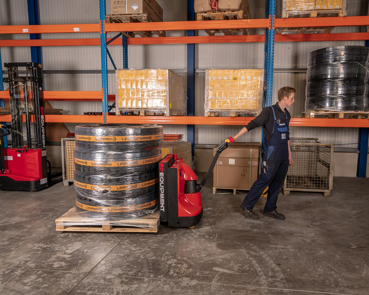 EPT20-20WA-li-vista-lateral-cargando-material-2