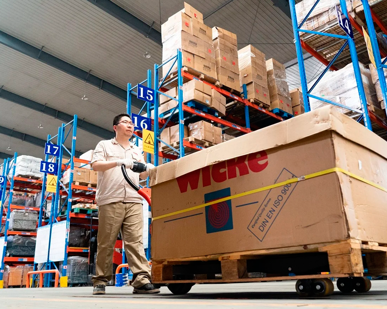 F4-moviendo-palets-vista-frontal