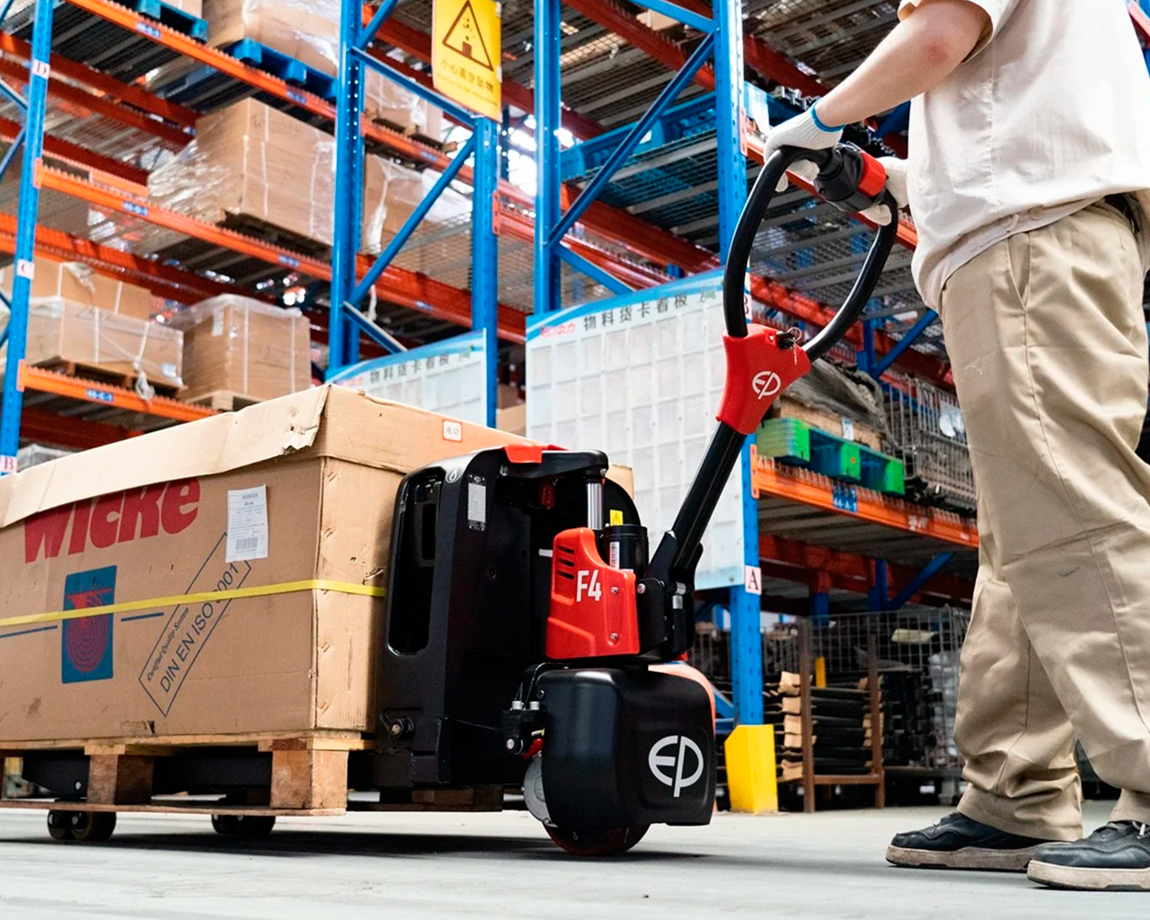 F4-moviendo-palets-vista-lateral