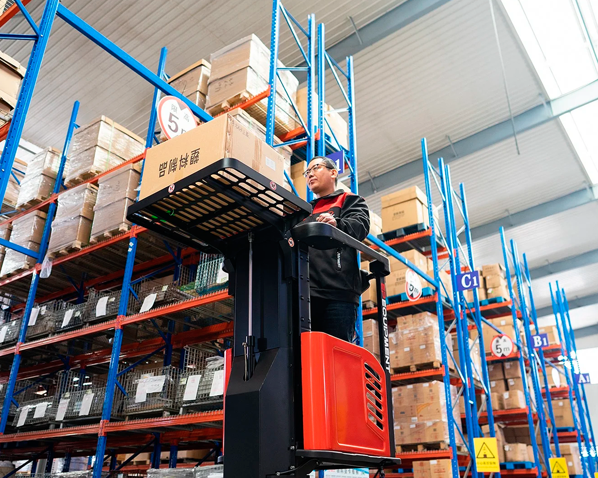 JX0-cargando-cajas-en-altura