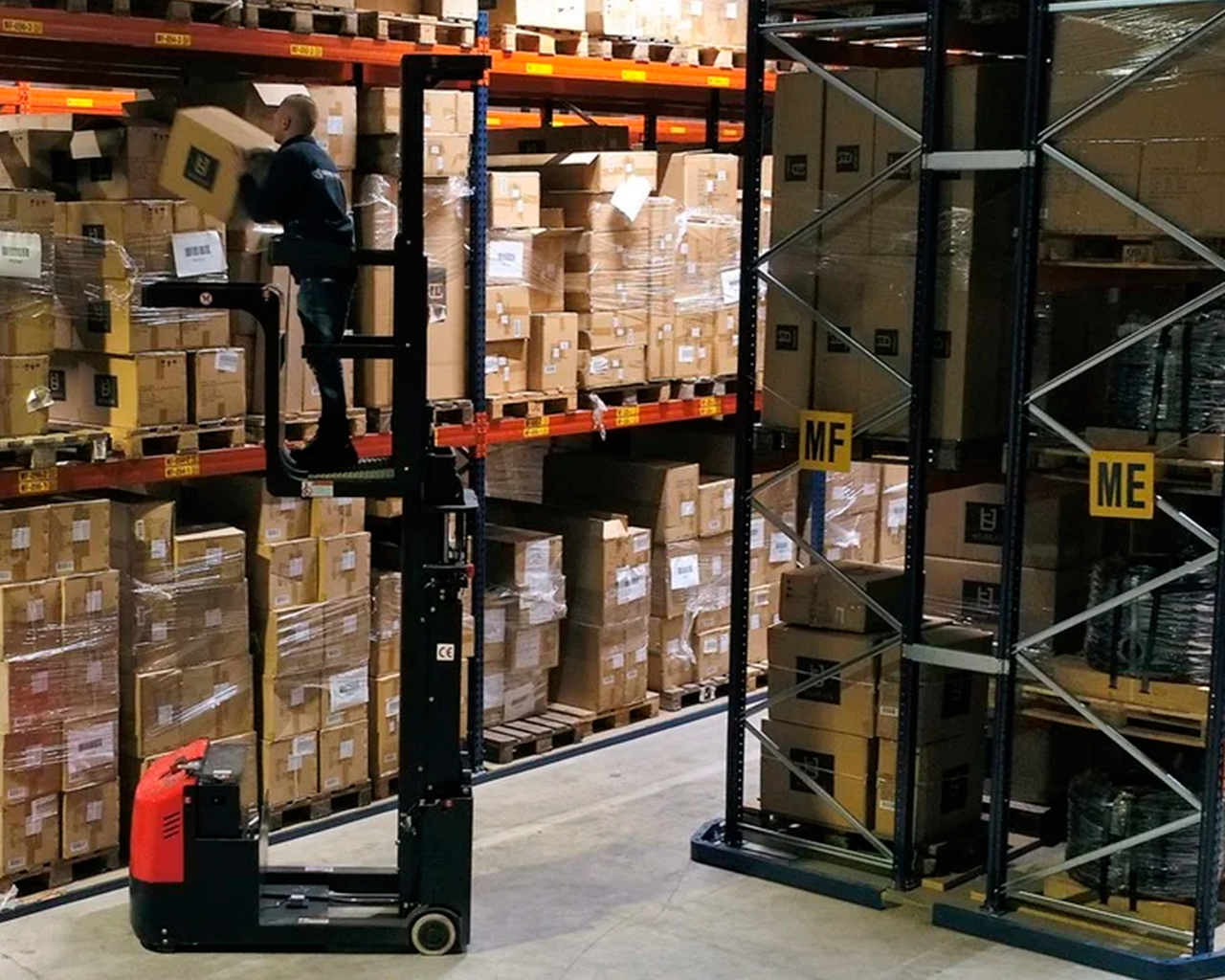 JX1-cargando-cajas-en-altura