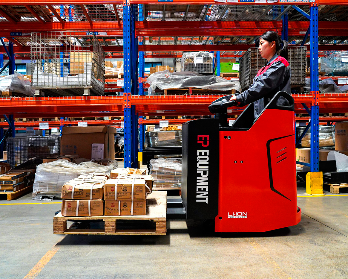 KPL201H-vista-lateral-movimiento-cargando-material-2