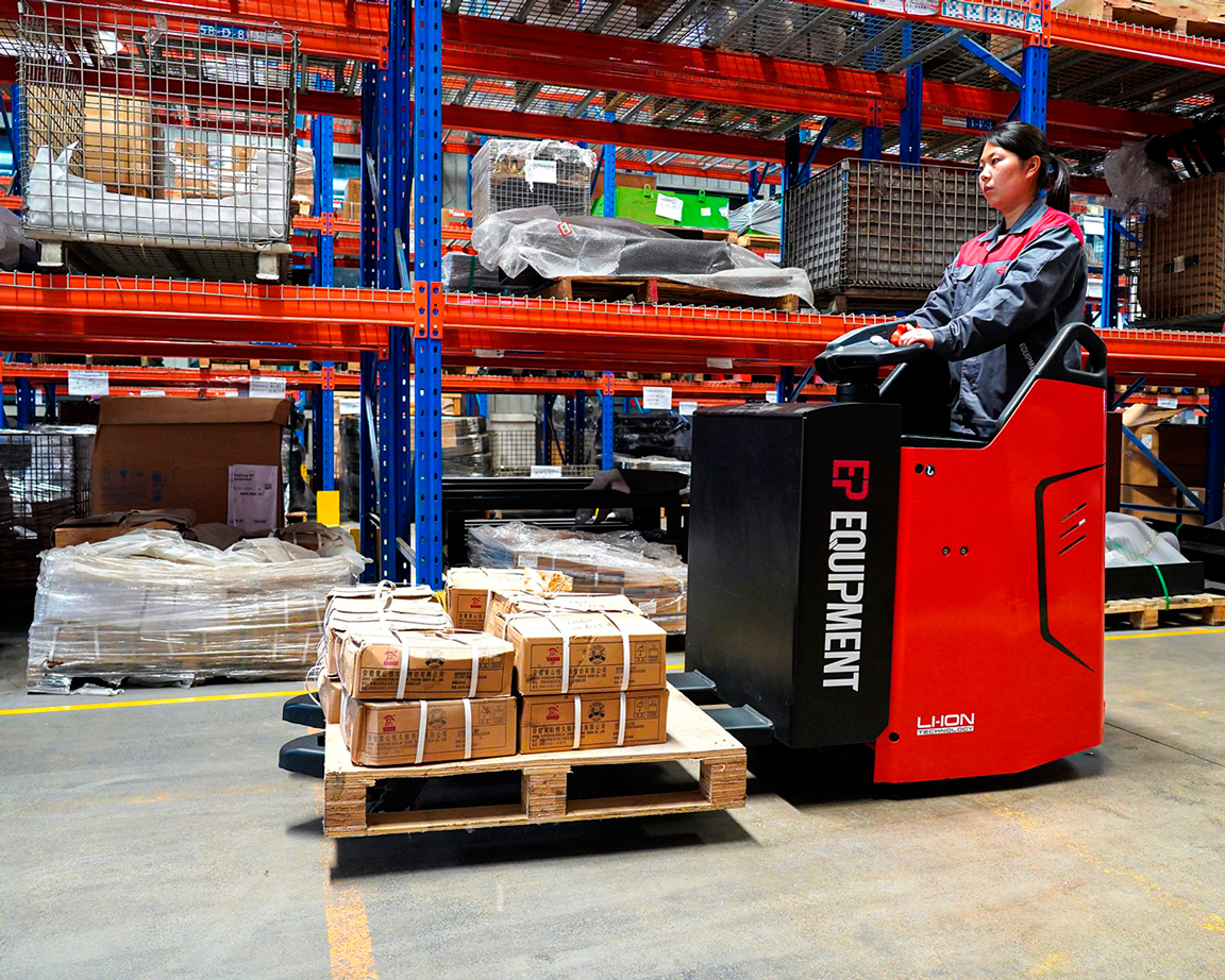 KPL201H-vista-lateral-movimiento-cargando-material