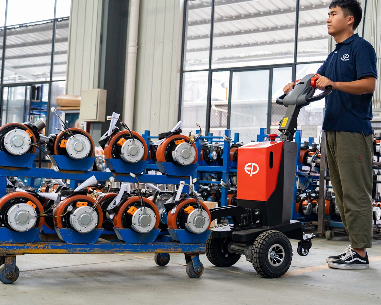 QDD10L-vista-lateral-cargando-mercancia