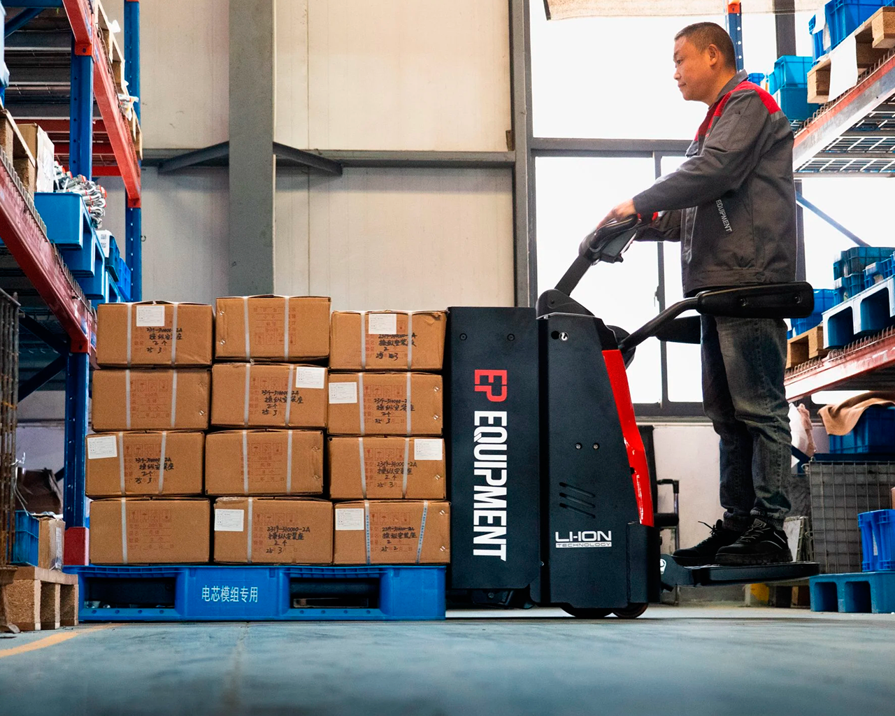 RPL201H-vista-lateral-cargando-cajas-4