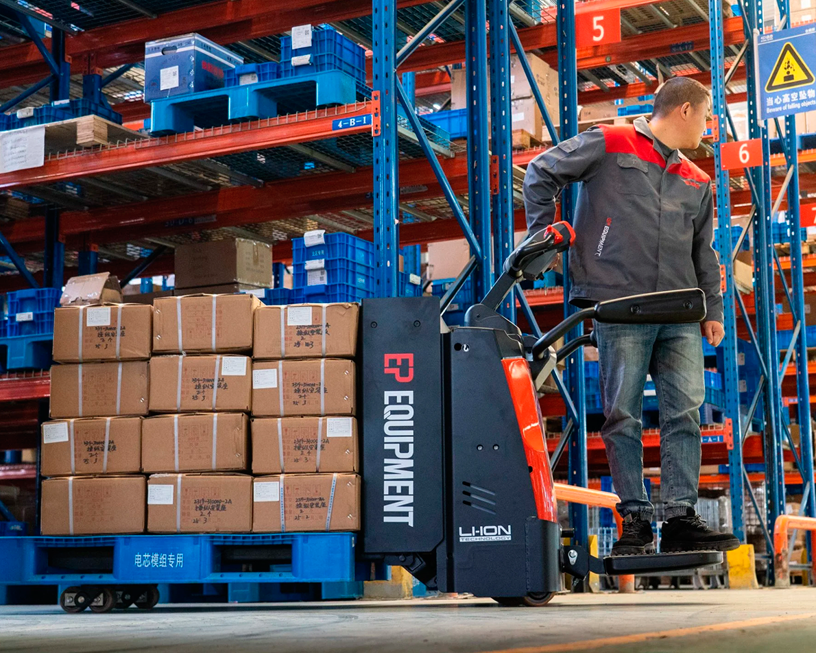 RPL251-vista-lateral-cargando-cajas-2