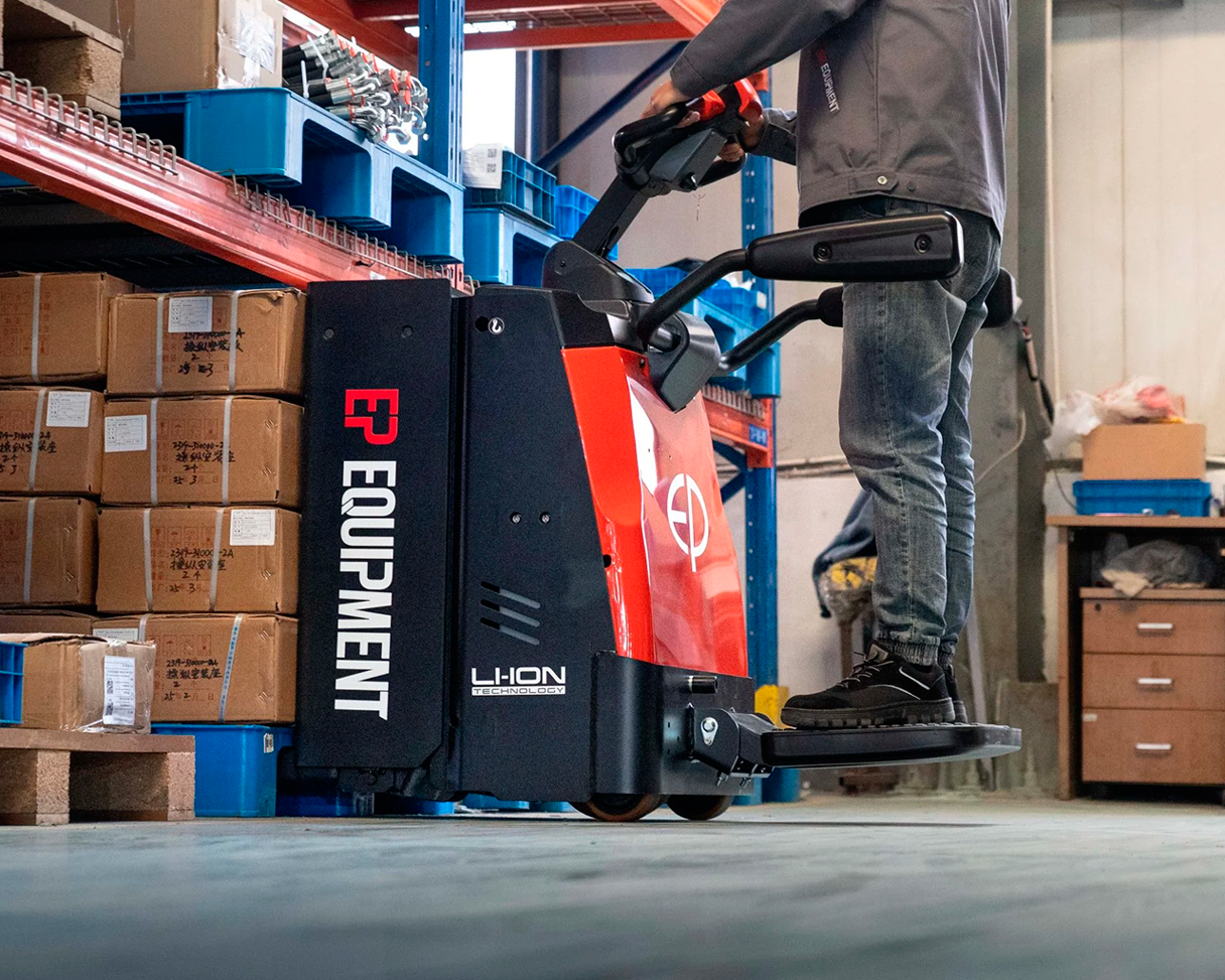 RPL301-vista-lateral-cargando-cajas-3