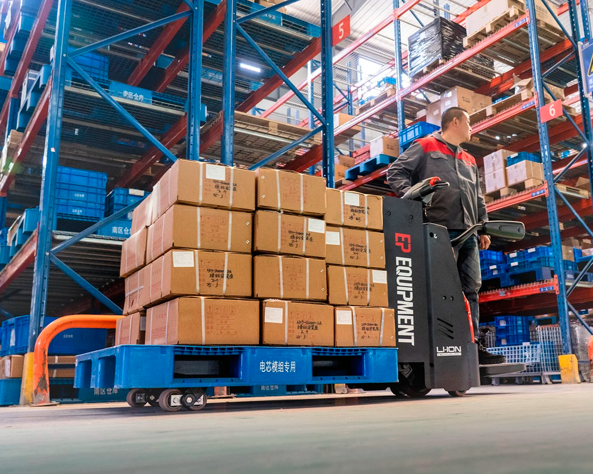 RPL301-vista-lateral-cargando-cajas