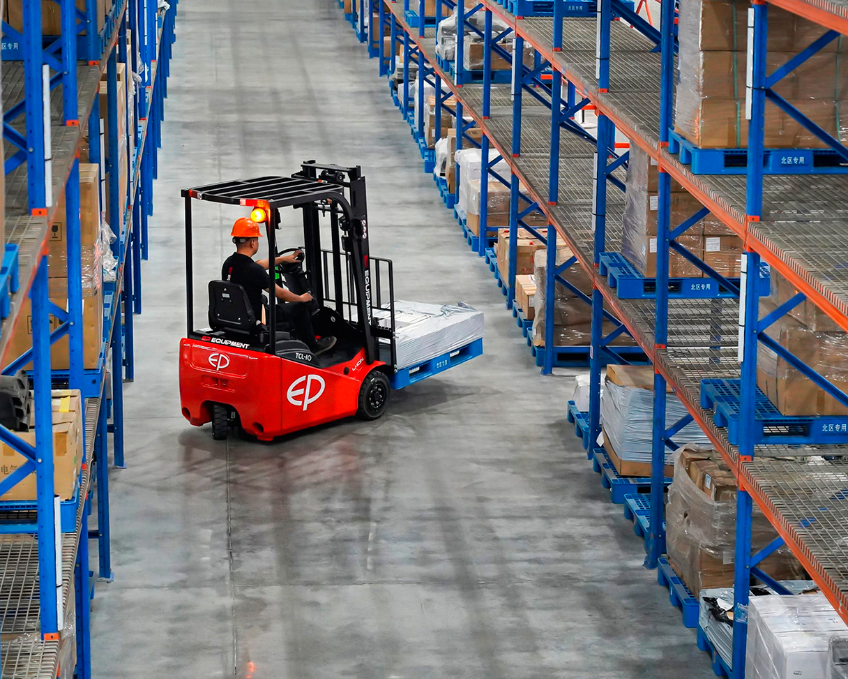 TCL101-cargando-mercancia