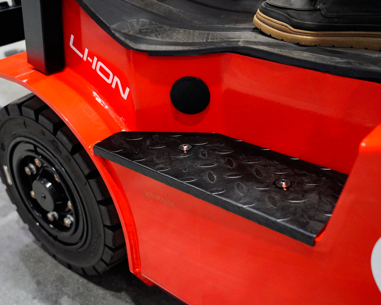 TCL101-plataforma-subir-carretilla