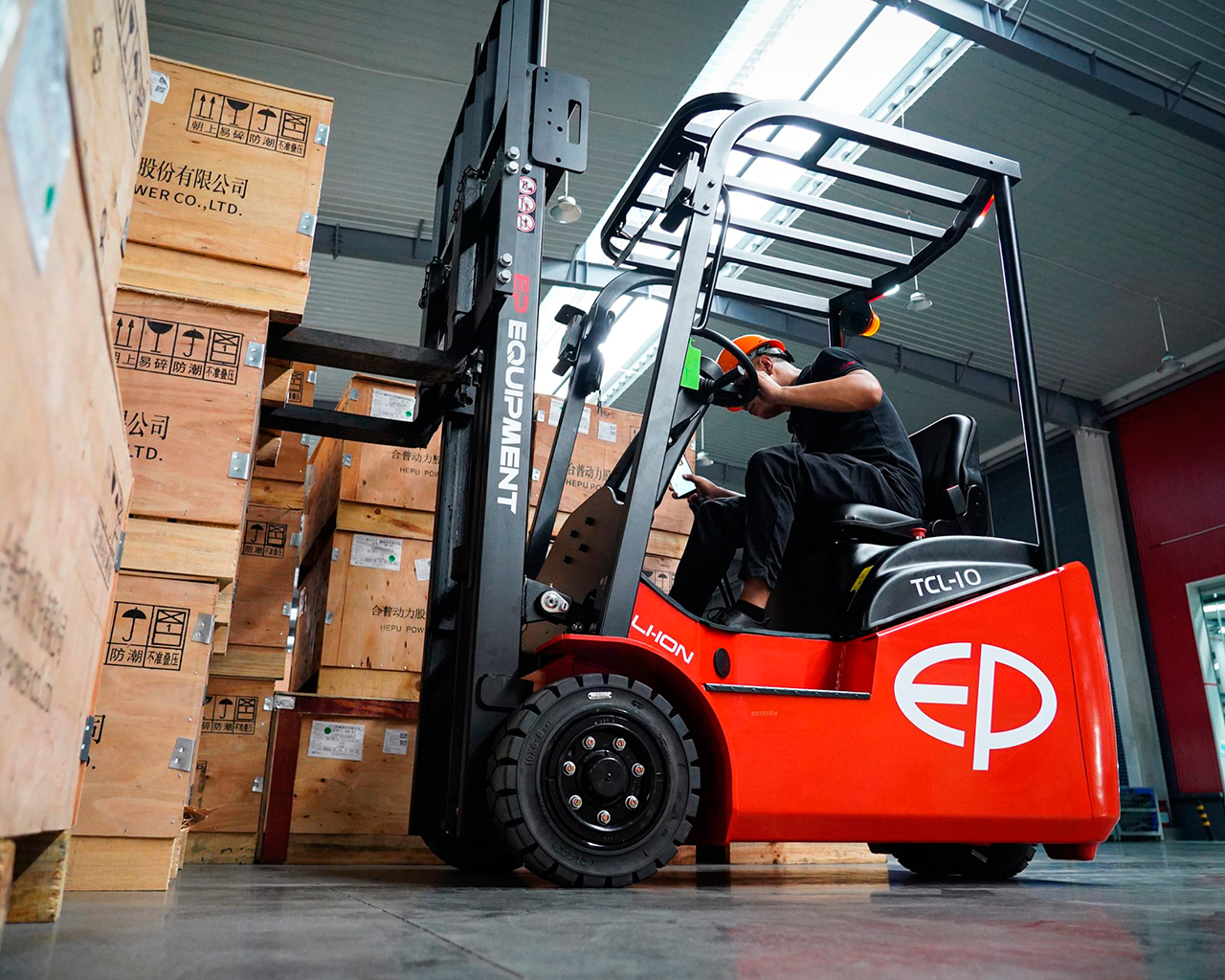 TCL101-vista-lateral-cargando-cajas