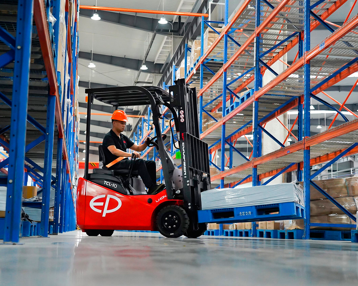 TCL101-vista-lateral-cargando-mercancia